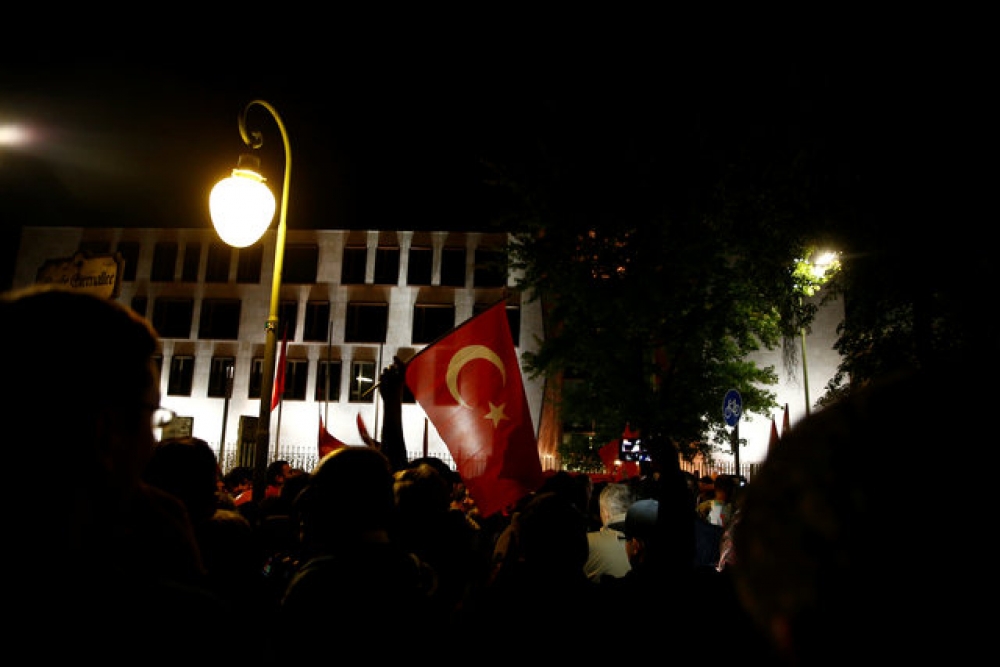 土耳其15日驚傳政變，人民包圍遭軍控制的國會。（湯森路透）